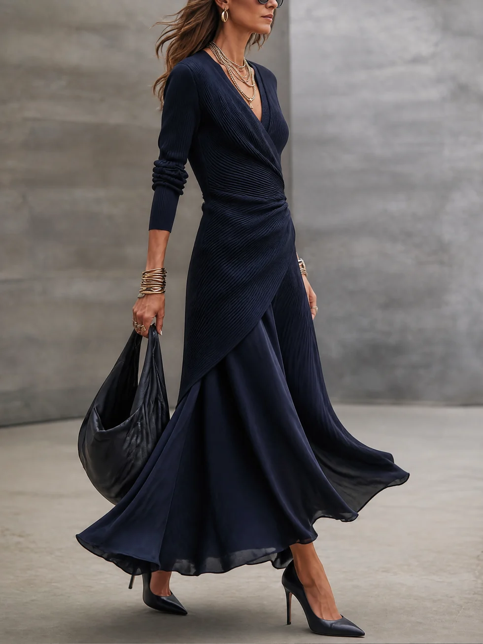 Margaux | Asymmetrisches marineblaues Maxikleid mit V-Ausschnitt und Satineinsätzen