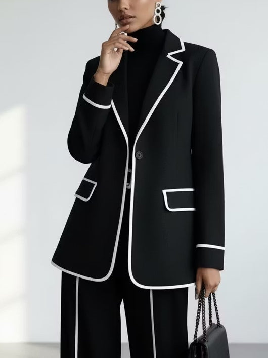 Claudine | Schwarzes zweiteiliges Blazer-Set mit weißer Kontrastpaspelierung und weiter Hose