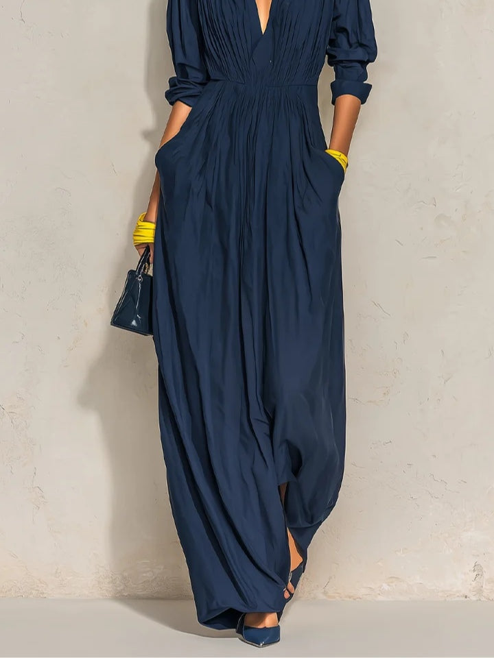Azurine | Marineblaues langes Plisseekleid mit V-Ausschnitt