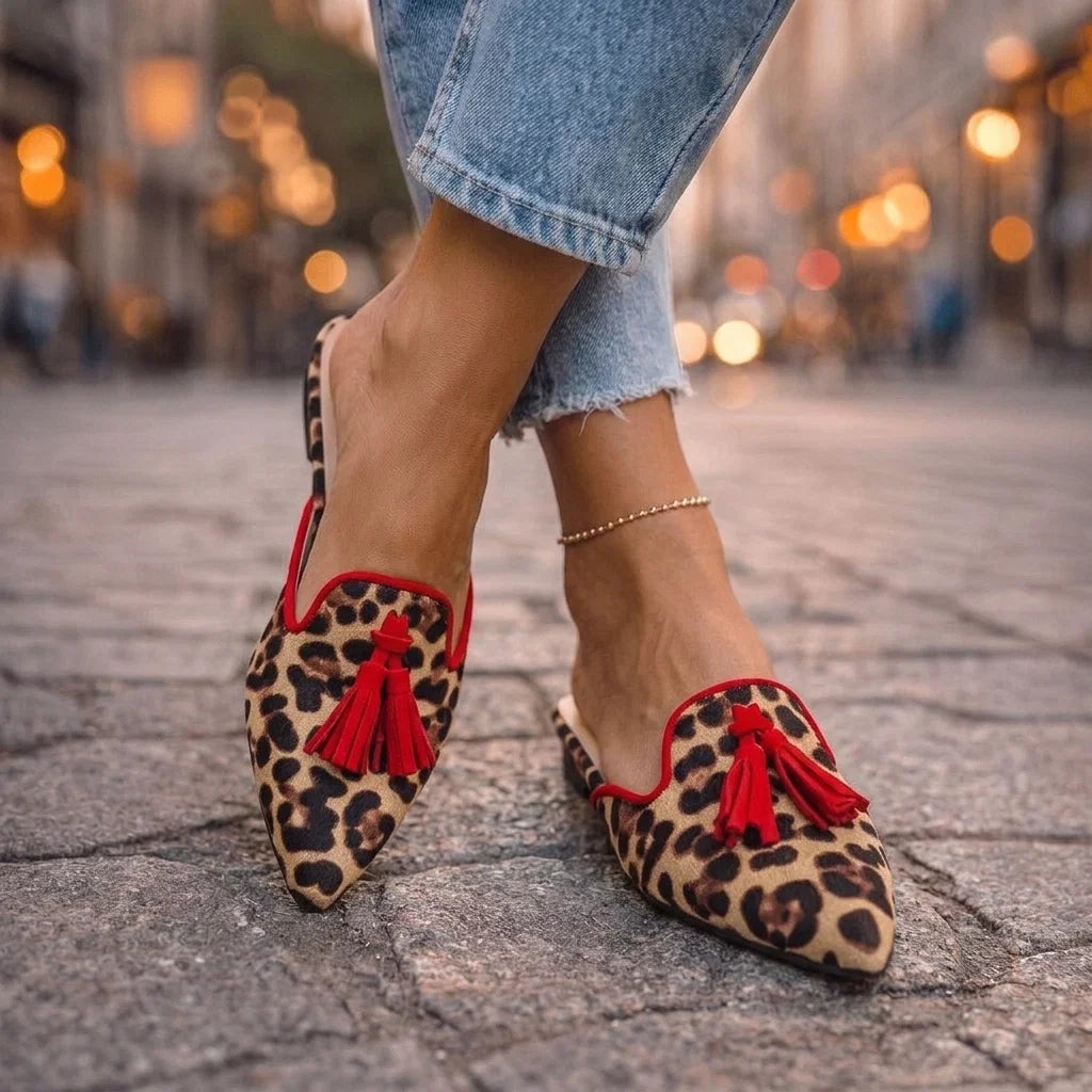 Serafina Mules mit spitzer Zehenpartie und Quasten