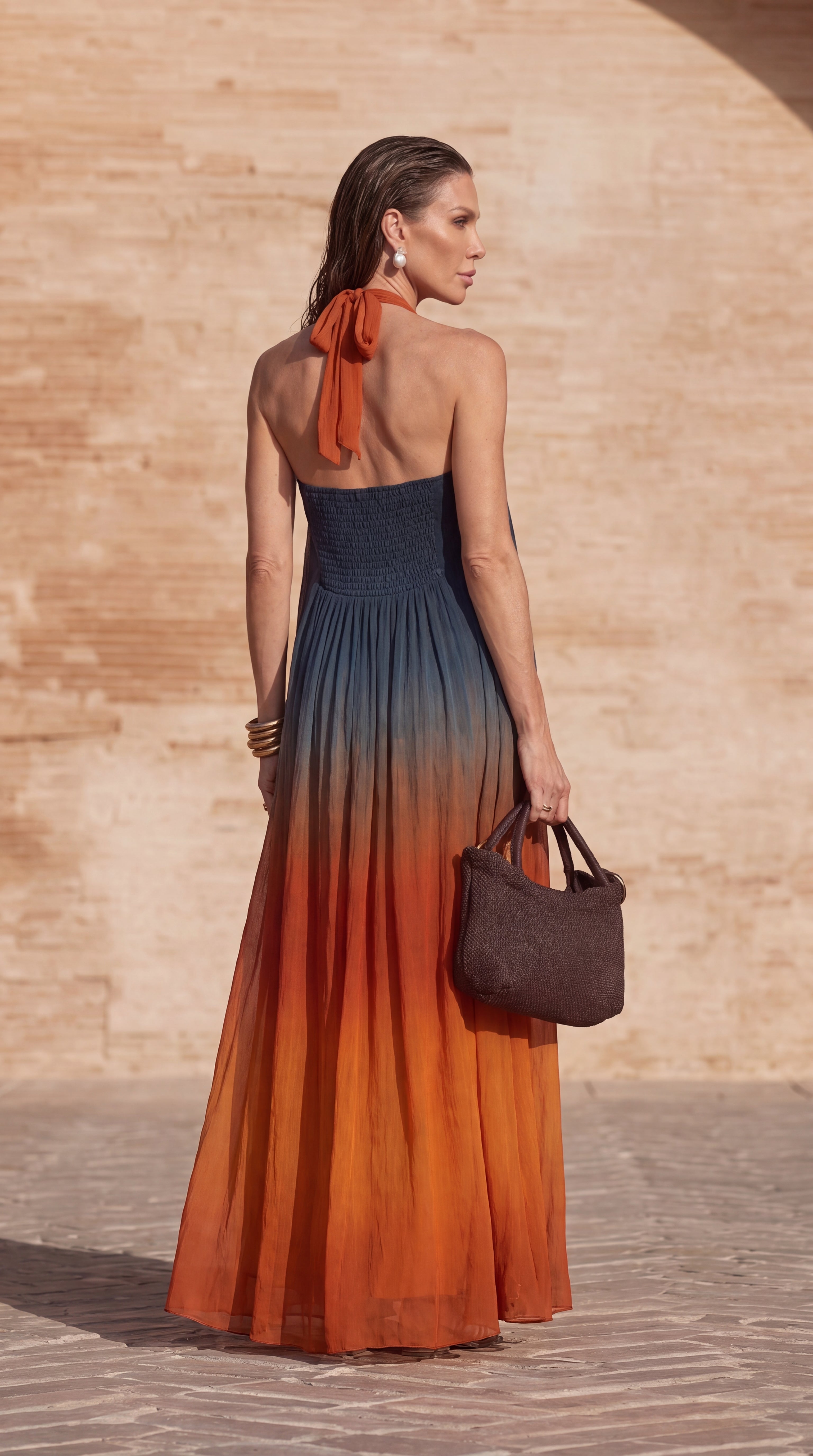 Amara – Plissiertes Neckholderkleid mit Farbverlauf