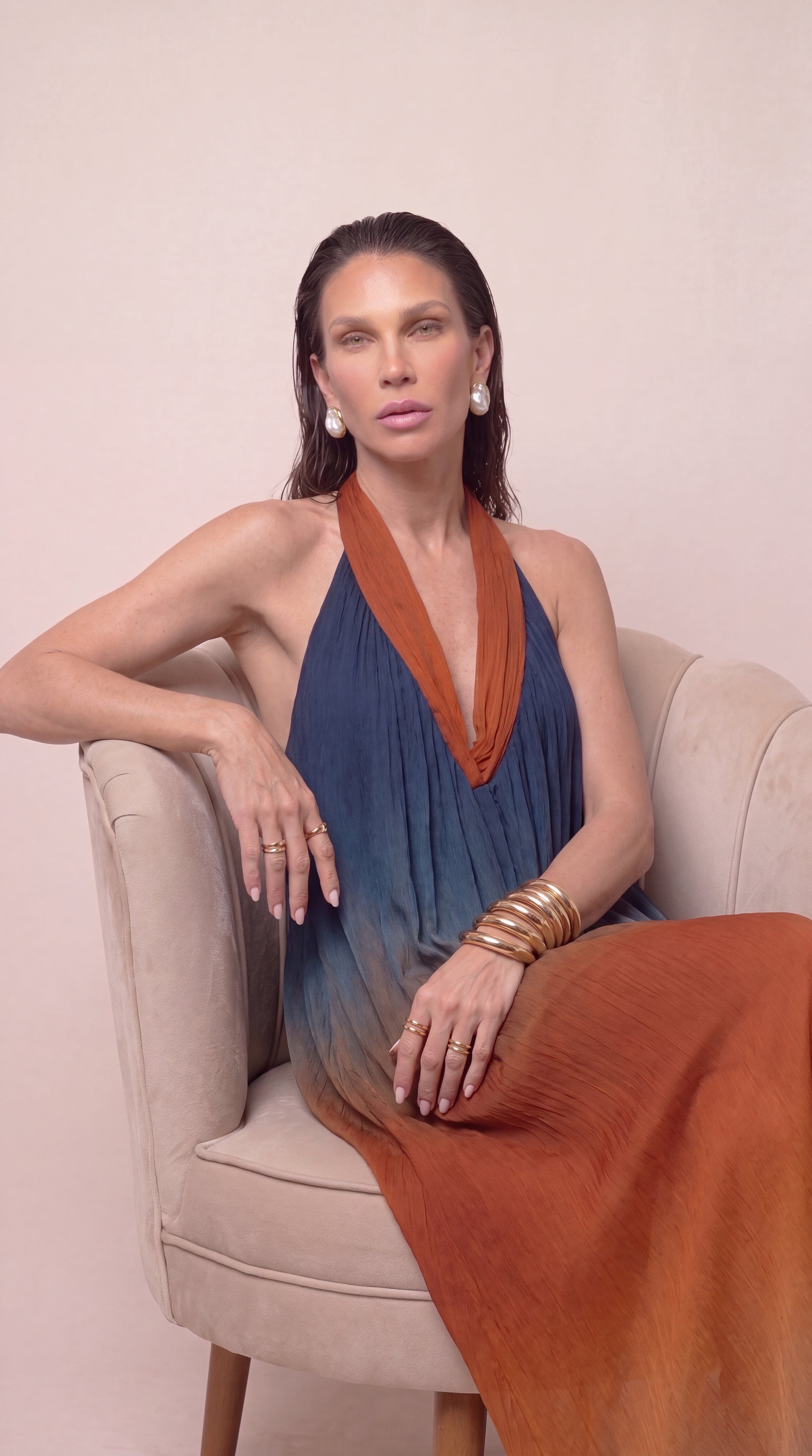 Amara – Plissiertes Neckholderkleid mit Farbverlauf