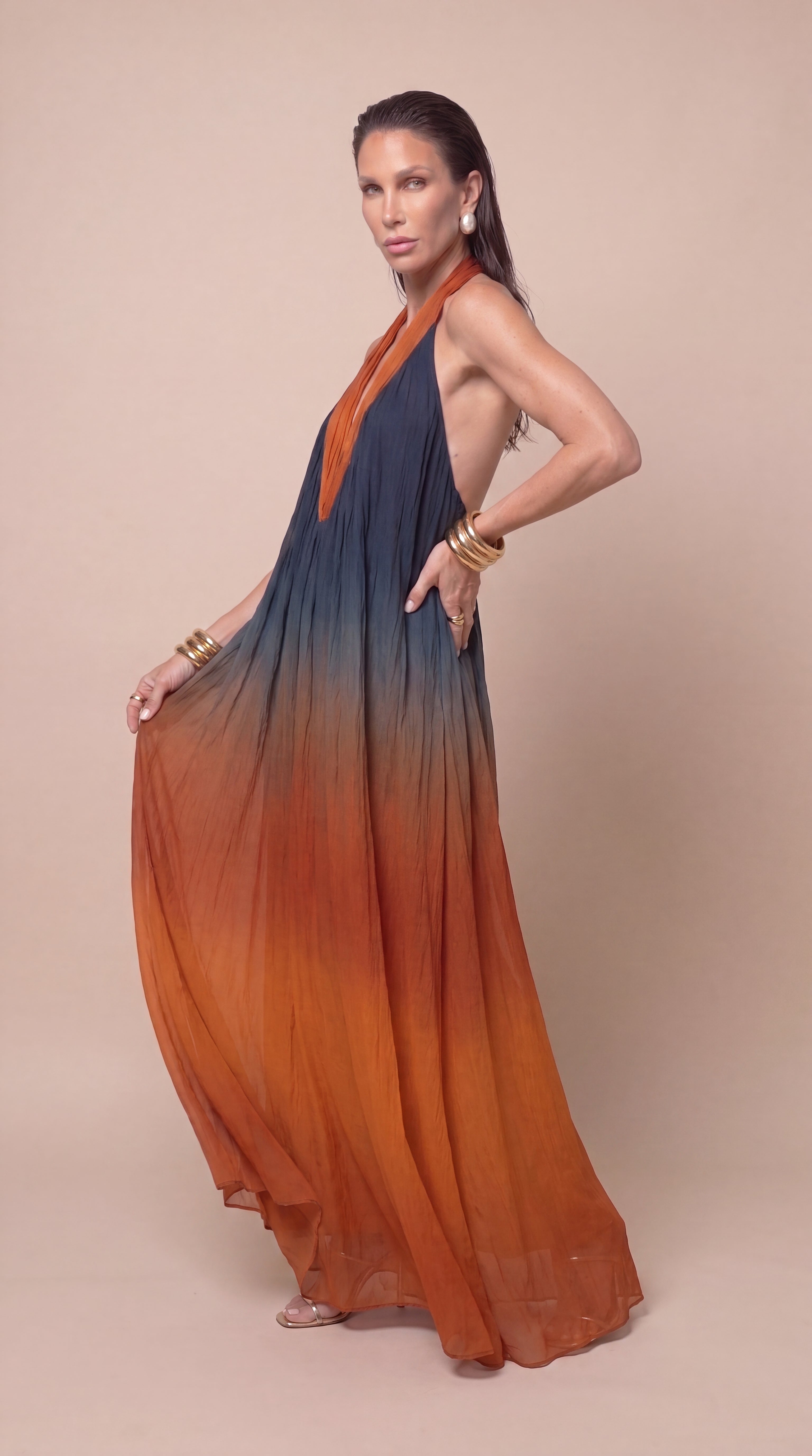 Amara – Plissiertes Neckholderkleid mit Farbverlauf