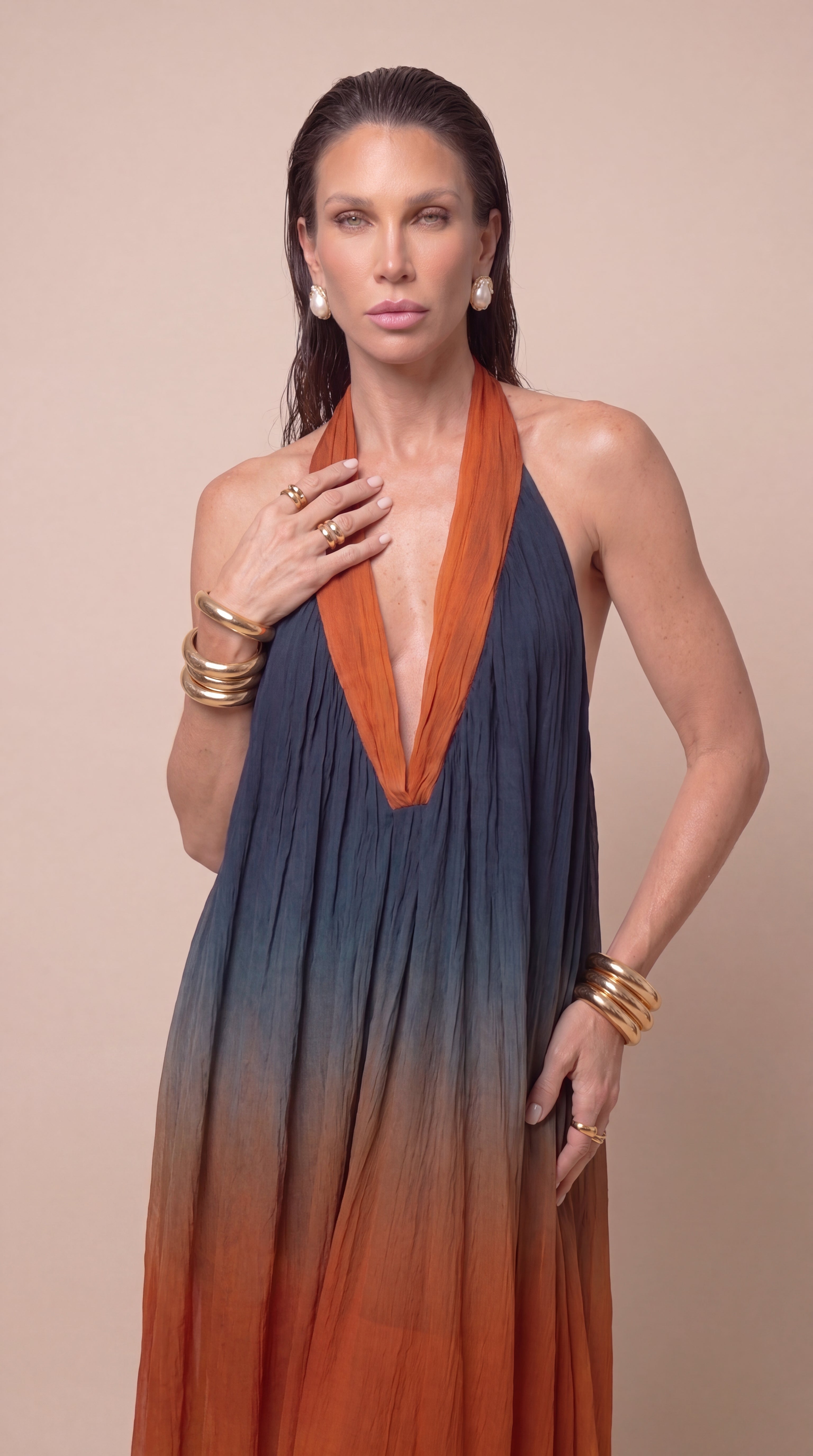 Amara – Plissiertes Neckholderkleid mit Farbverlauf