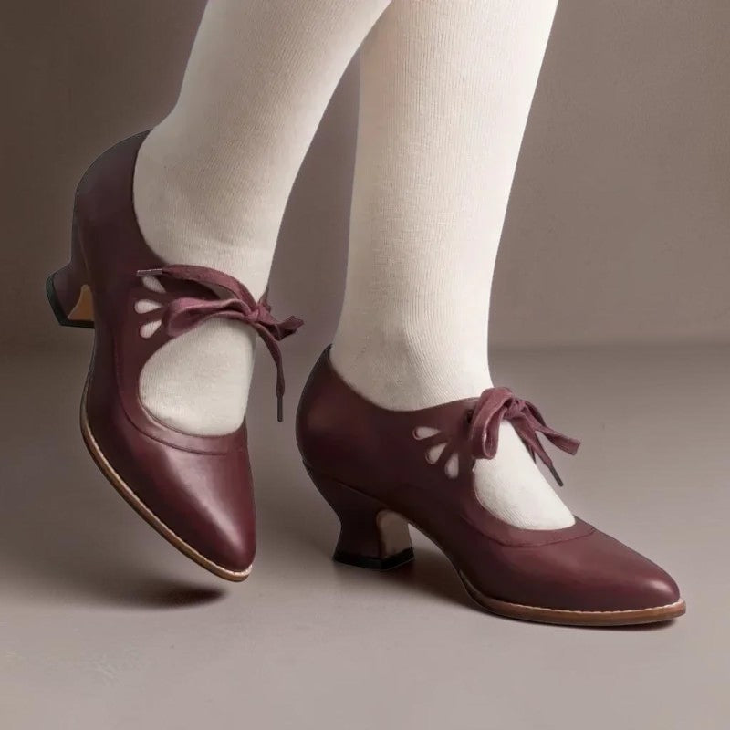 Jytte | Elegante Pumps mit verstellbarem Riemen und Schnürdetail
